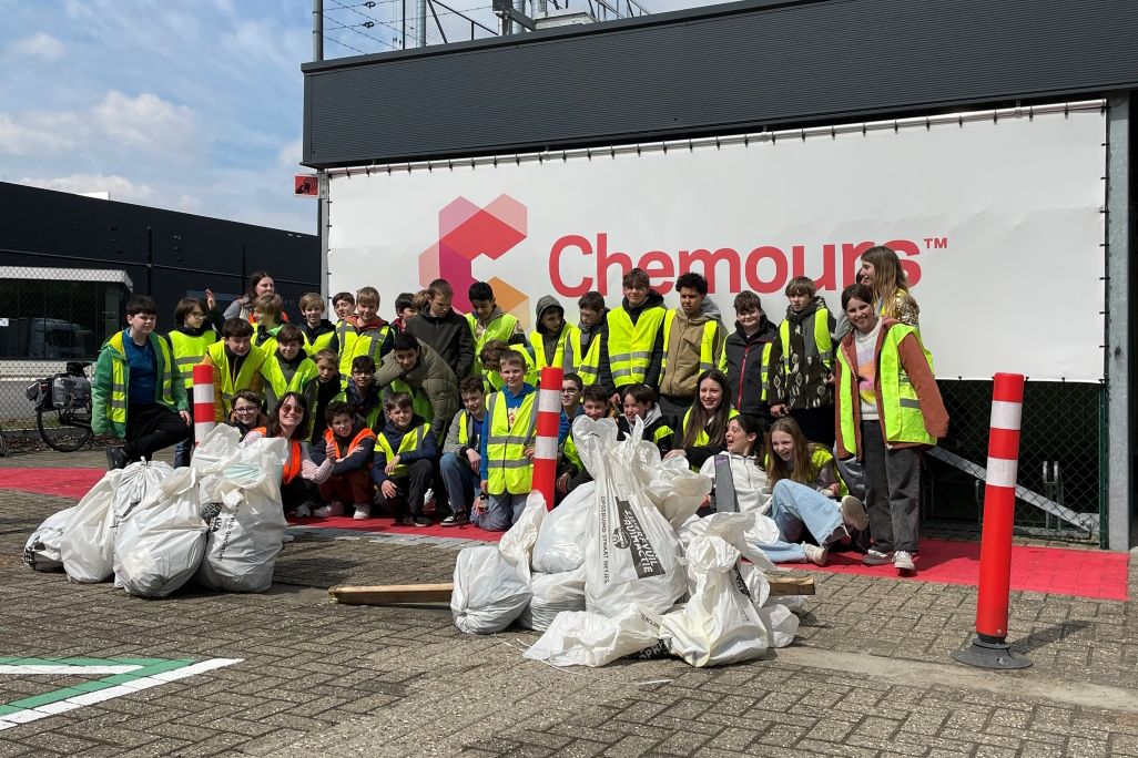 Chemours-Team mit Bergen von Müllsäcken